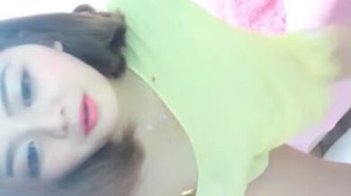 高颜值短发妹子诱惑扭动露奶自摸逼逼的啊