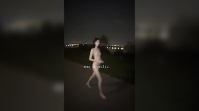 ✅苗条文静眼镜美少女各种户外场景大胆露出，天桥，江边各种人前极限露出，人前女神 人后小狗(26V) (2)