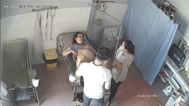 2024-4月新流出❤️黑客破解乡镇卫生院妇产科监控摄像头偷拍❤️孕妇这的医生牛叉穿着便衣就敢手术 (21)